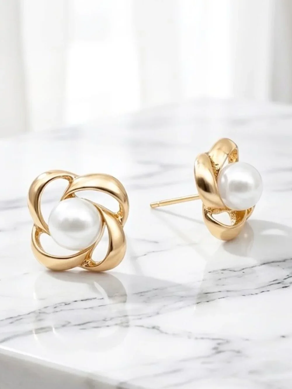 Ladies Fashionable Pearl Earrings